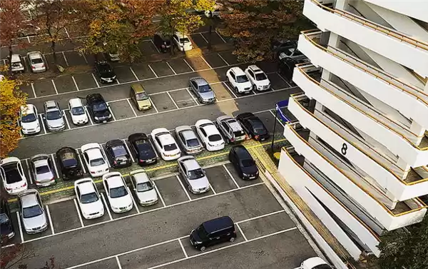 代驾到地后停车占两车位拒挪车 女车主怀疑遭碰瓷式代驾