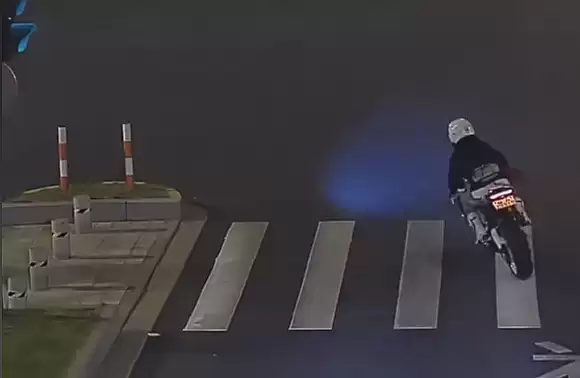 男子实习期内骑改装摩托炸街：被举报后驾驶证遭注销