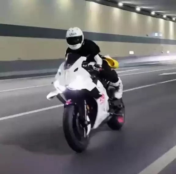 男子实习期内骑改装摩托炸街：被举报后驾驶证遭注销