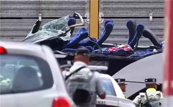 墨西哥一火车拦腰撞断一辆双层大巴车：致10死61伤