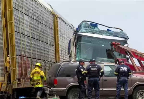 墨西哥一火车拦腰撞断一辆双层大巴车：致10死61伤