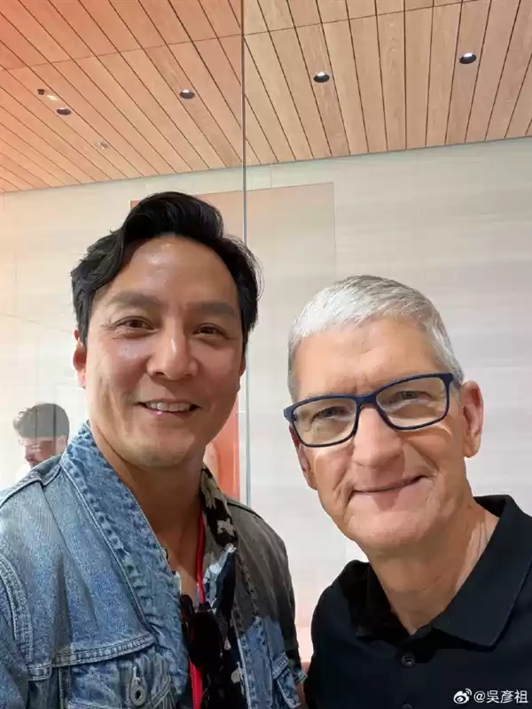 苹果的牙膏终于“挤爆了”!吴彦祖与库克合影:超期待用上iPhone 17系列