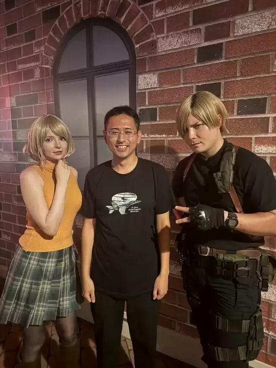 网友晒与Coser合影，展现轻松愉快互动瞬间