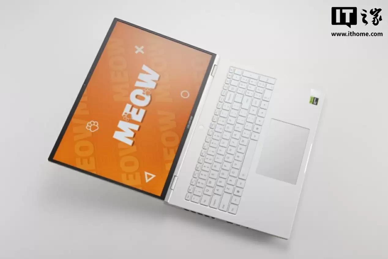 【IT之家开箱】全金属 CNC 精雕拼图风，COLORFIRE MEOW R16 Ultra 游戏本图赏