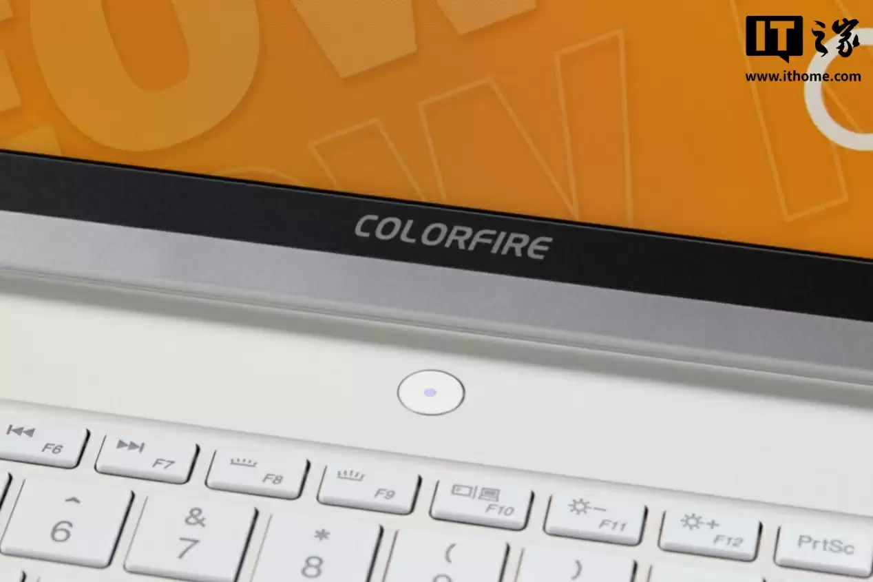 【IT之家开箱】全金属 CNC 精雕拼图风，COLORFIRE MEOW R16 Ultra 游戏本图赏