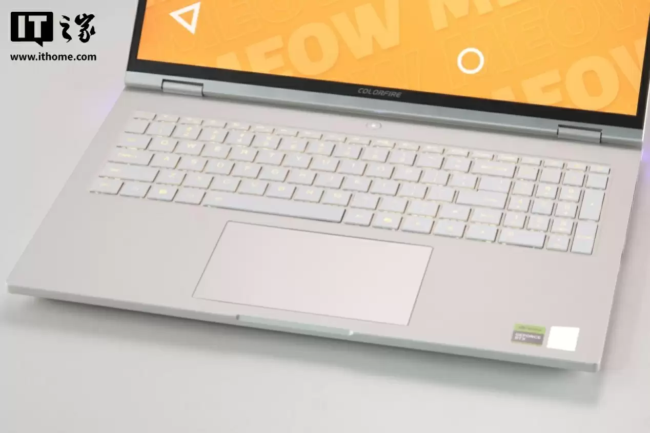 【IT之家开箱】全金属 CNC 精雕拼图风，COLORFIRE MEOW R16 Ultra 游戏本图赏