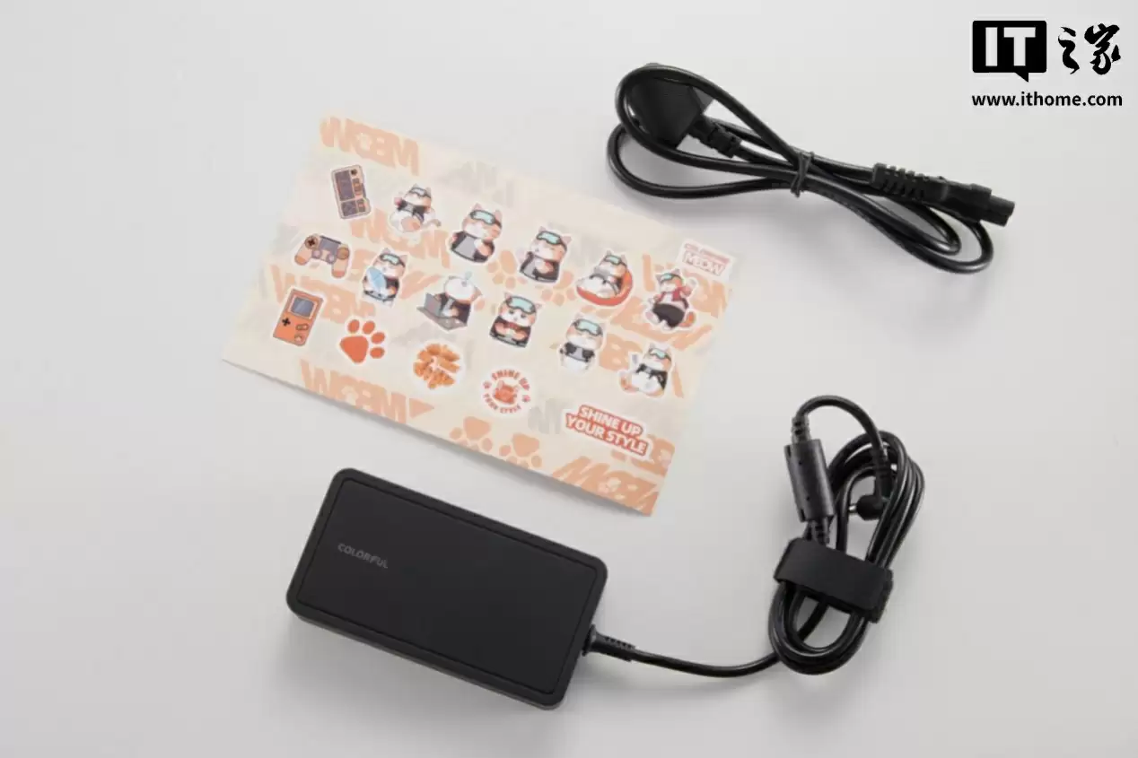 【IT之家开箱】全金属 CNC 精雕拼图风，COLORFIRE MEOW R16 Ultra 游戏本图赏