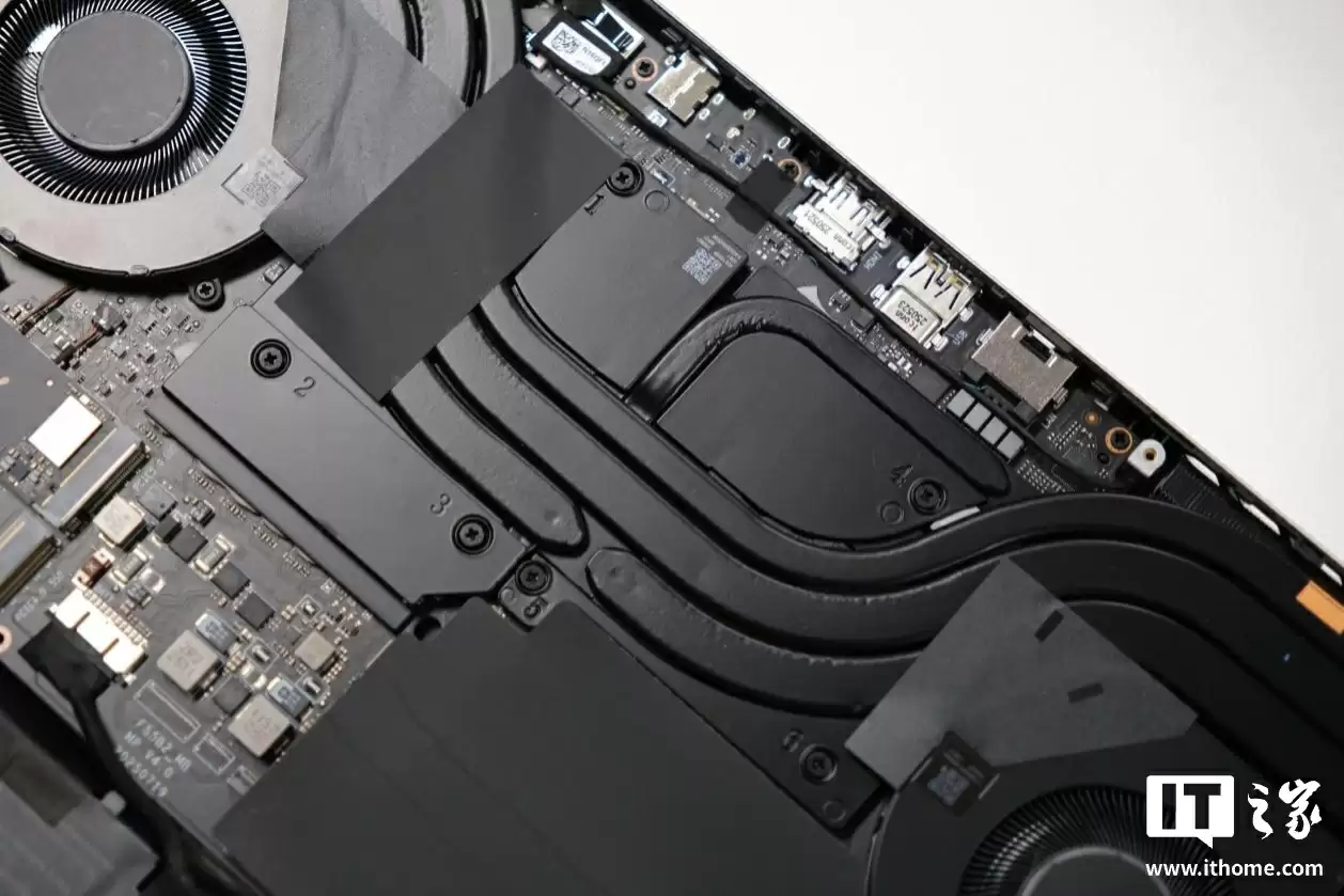 【IT之家评测室】R9 9850HX + RTX 5060，COLORFIRE MEOW R16 萌潮游戏本评测