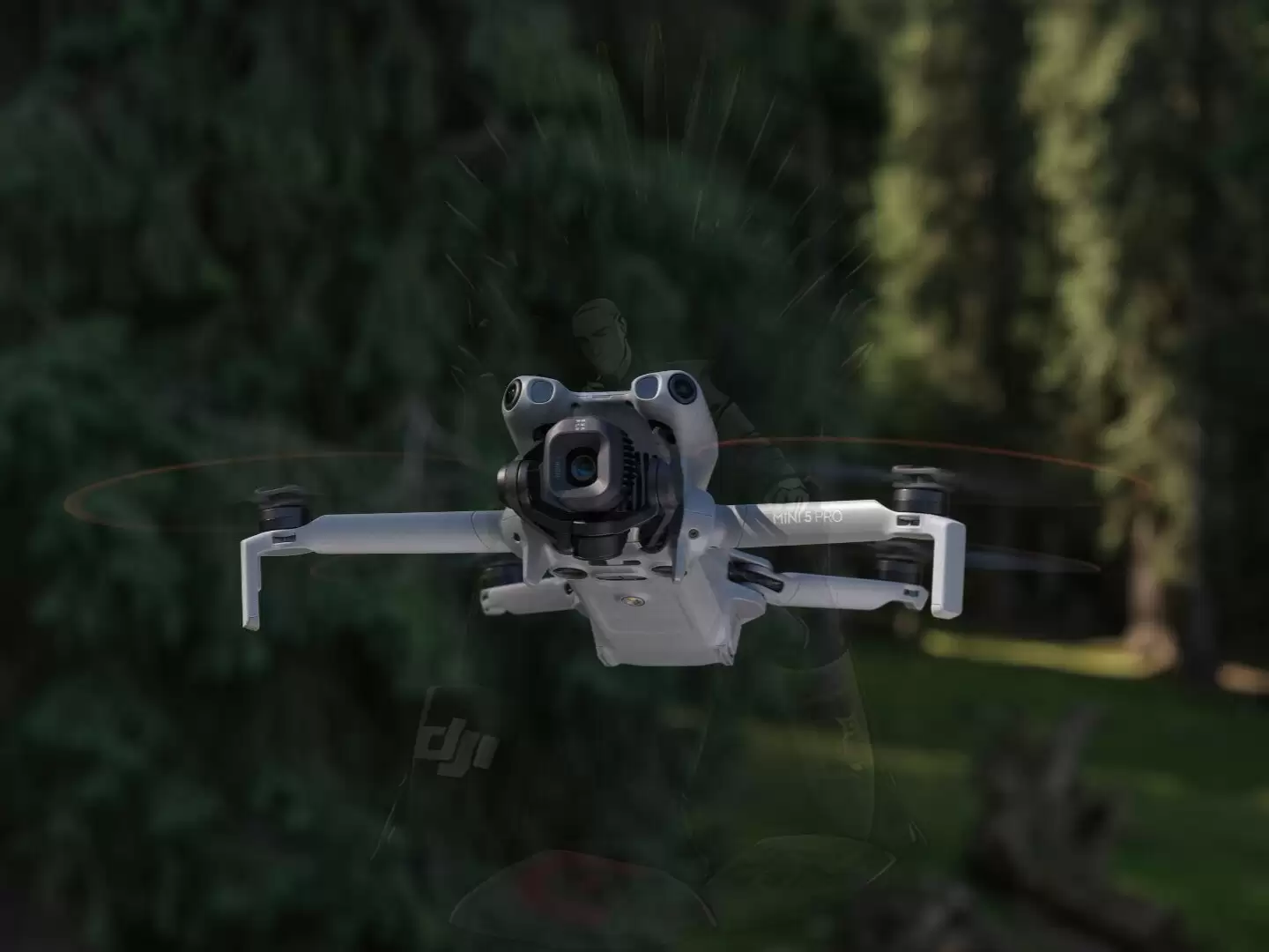 大疆 DJI Mini 5 Pro 无人机宣传图曝光：1 英寸传感器、重量低于 250 克