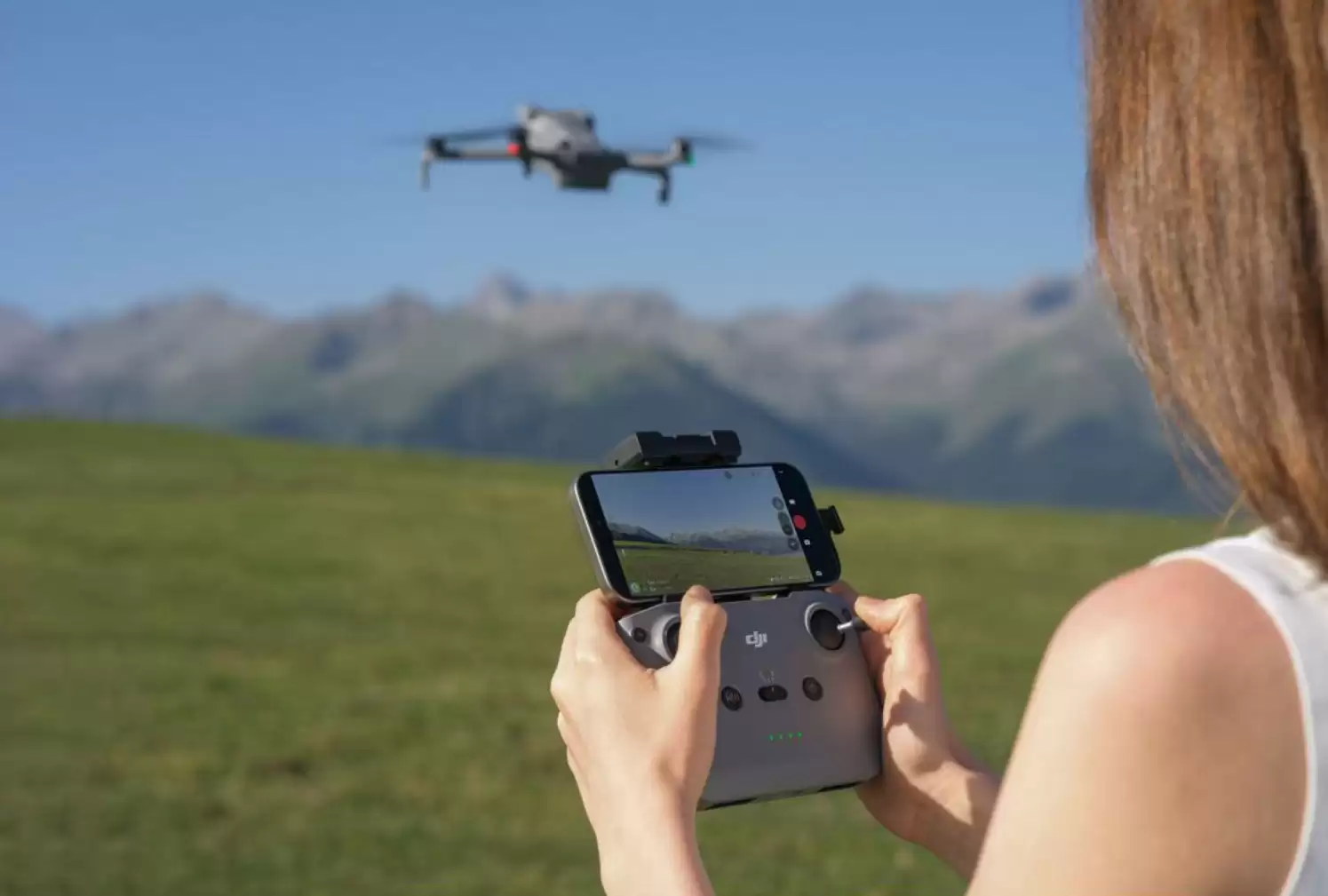 大疆 DJI Mini 5 Pro 无人机宣传图曝光：1 英寸传感器、重量低于 250 克
