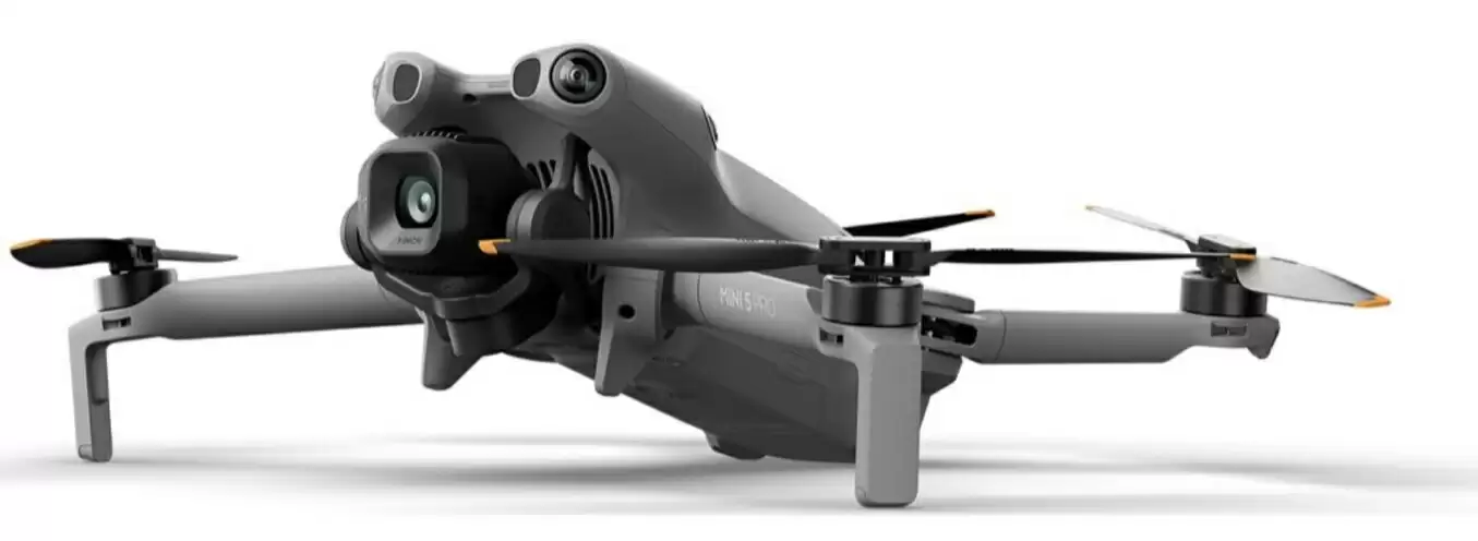 大疆 DJI Mini 5 Pro 无人机宣传图曝光：1 英寸传感器、重量低于 250 克