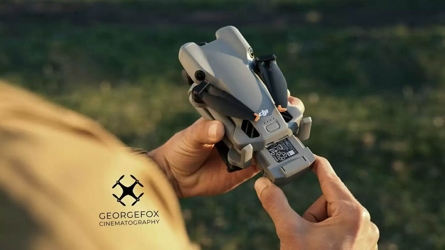 大疆 DJI Mini 5 Pro 无人机宣传图曝光：1 英寸传感器、重量低于 250 克