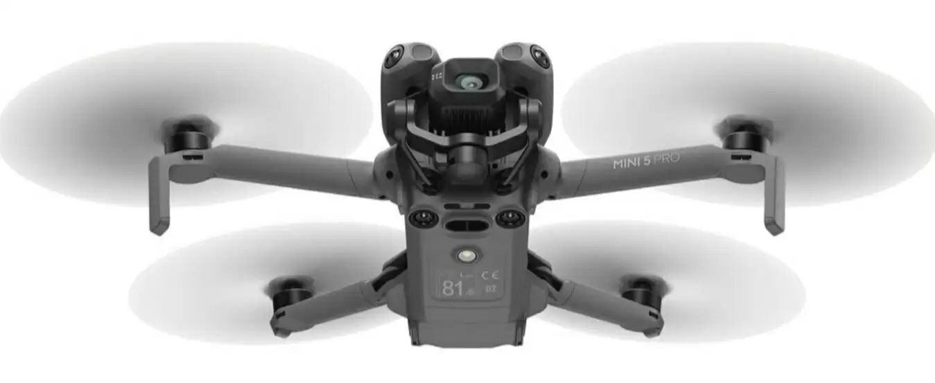 大疆 DJI Mini 5 Pro 无人机宣传图曝光：1 英寸传感器、重量低于 250 克