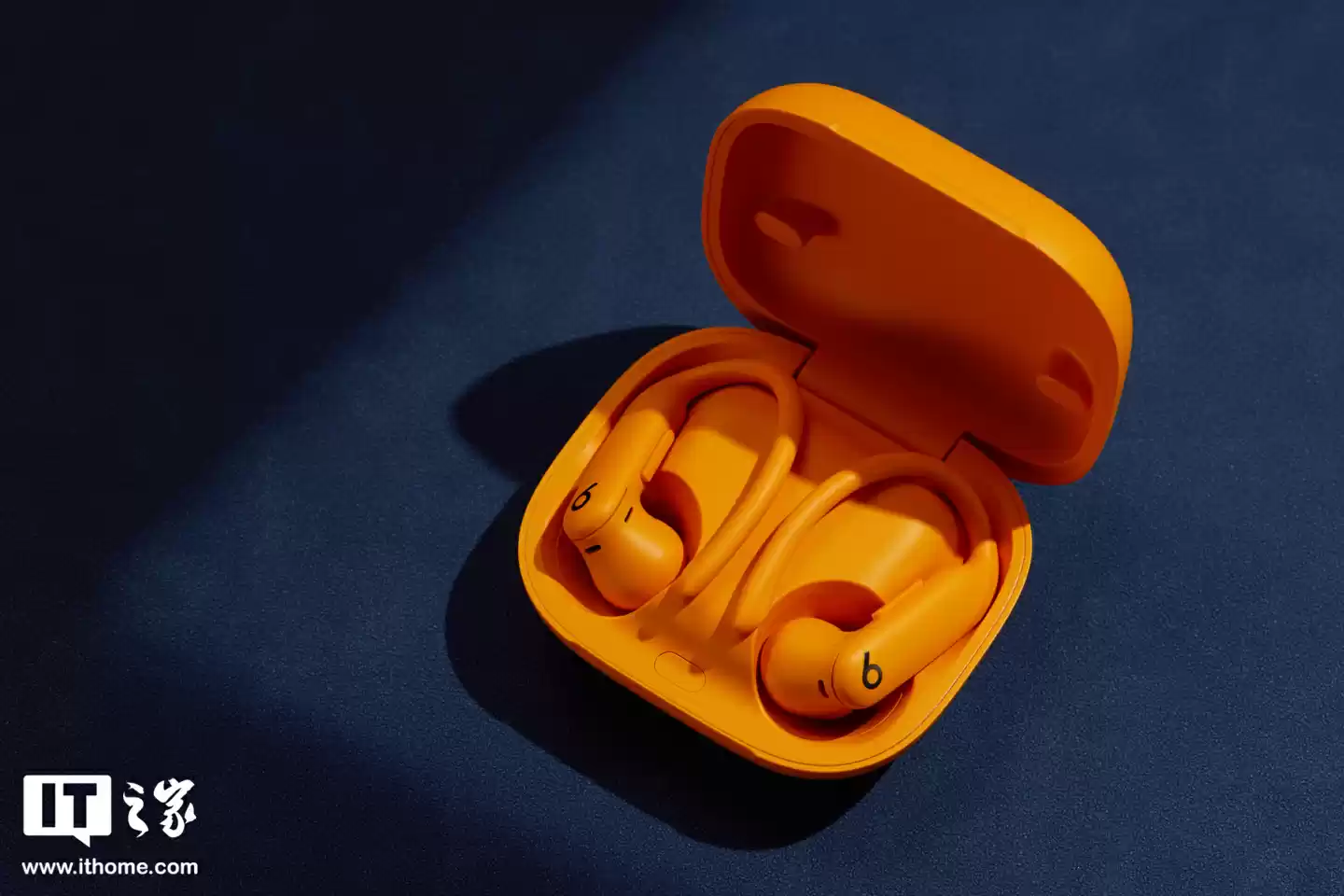 Beats 旗下 Powerbeats Pro 2 耳机将随苹果 iOS26 获固件升级:改进心率检测速度、支持计步