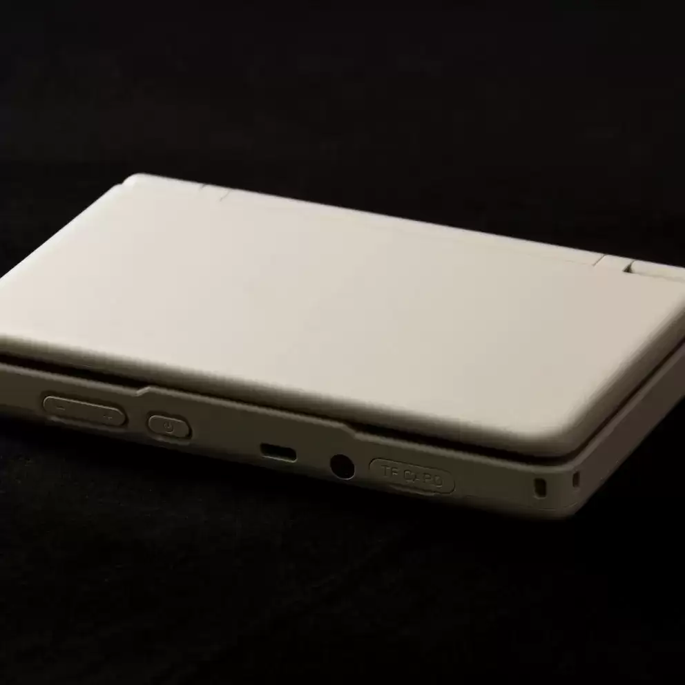 Rainbow 色 AYN Thor 双屏安卓游戏掌机真机展示，起价 249 美元