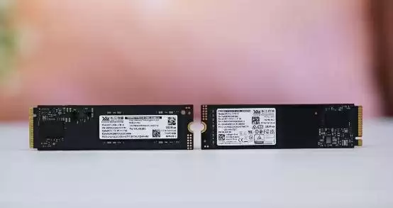 新一代X4-9070闪存的雷霆之威！长江存储PC450 1TB SSD评测：性能全方位提升 不用散热片也能发挥最强性能
