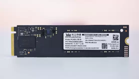 新一代X4-9070闪存的雷霆之威！长江存储PC450 1TB SSD评测：性能全方位提升 不用散热片也能发挥最强性能