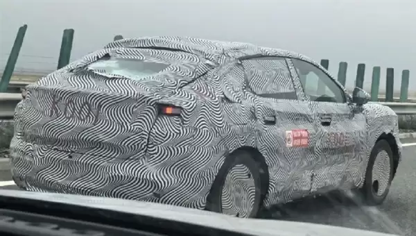 小鹏MONA系列首款SUV谍照曝光：设计延续M03前脸 半隐藏门把手