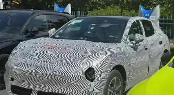 小鹏MONA系列首款SUV谍照曝光：设计延续M03前脸 半隐藏门把手