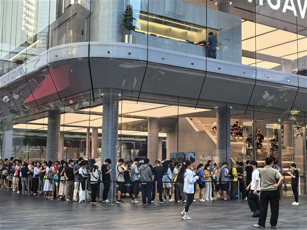 华为新三折叠屏Mate XTs非凡大师开售现场人从众：17999元起