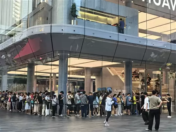 华为新三折叠屏Mate XTs非凡大师开售现场人从众:17999元起