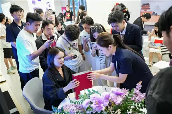 华为新三折叠屏Mate XTs非凡大师开售现场人从众:17999元起