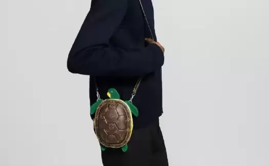 LV客服回应2.46万元乌龟包：比较热门 有收藏概念