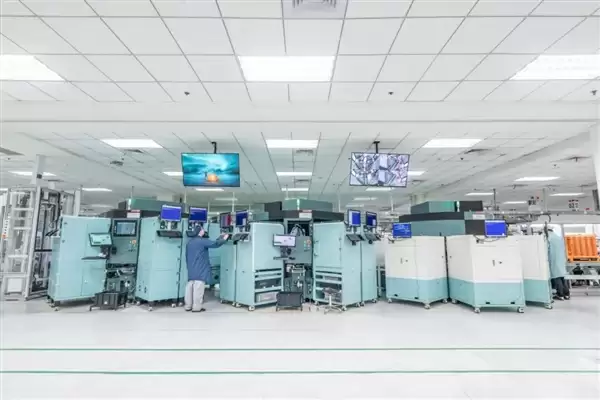 联想武汉造第300000000台智能手机下线：恰好是台moto折叠屏