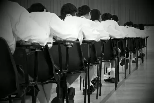 有小学建议不让老人接送小孩 网友吵翻:官方给的理由认可吗