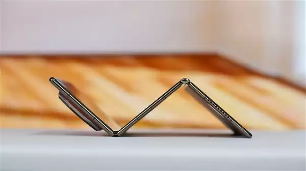 17999元起 跟苹果17 Pro Max同价!华为三折叠Mate XTs开卖:秒没