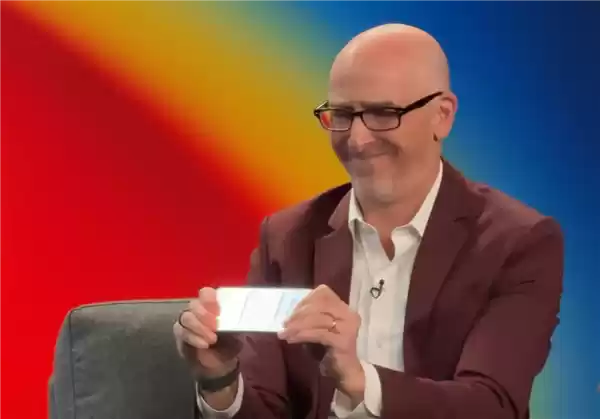  5.6毫米机身能掰断吗：记者采访苹果高管现场手撕iPhone Air