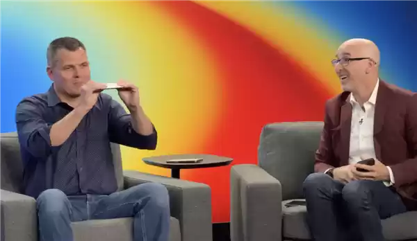  5.6毫米机身能掰断吗：记者采访苹果高管现场手撕iPhone Air