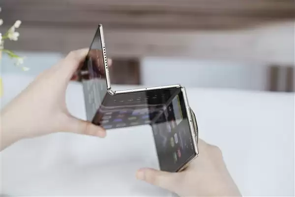 全球第2款三折叠！华为Mate XTs非凡大师图赏