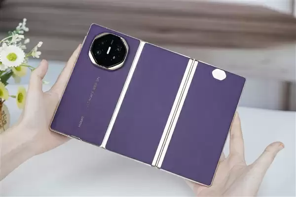 全球第2款三折叠！华为Mate XTs非凡大师图赏