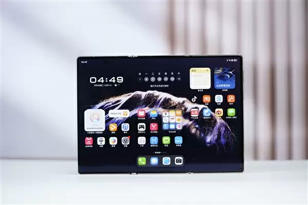 全球第2款三折叠！华为Mate XTs非凡大师图赏