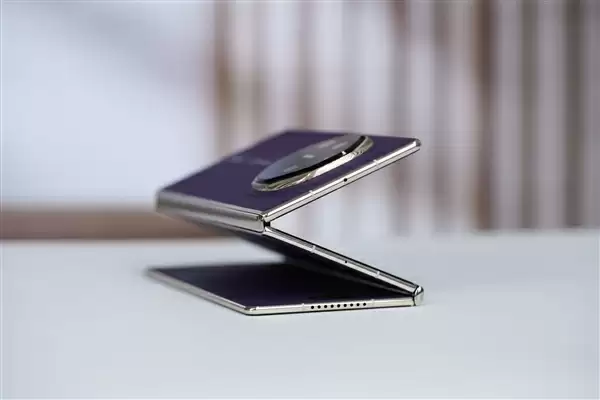 全球第2款三折叠！华为Mate XTs非凡大师图赏