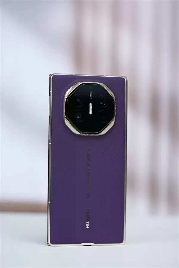 全球第2款三折叠！华为Mate XTs非凡大师图赏