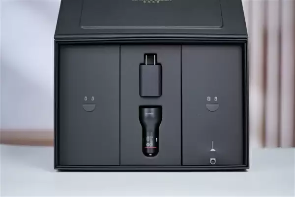 全球第2款三折叠！华为Mate XTs非凡大师图赏