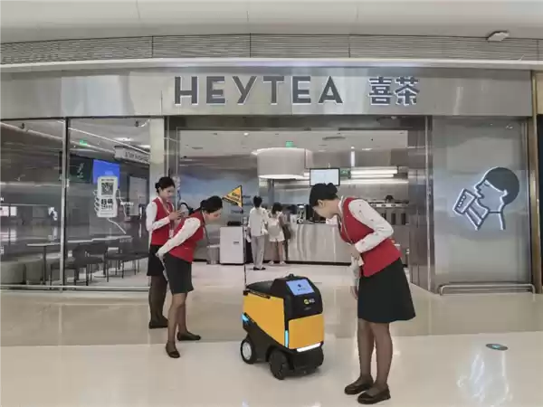 全国首个机场智能送餐：美团自研“小黄蜂”机器人投用深圳宝安机场
