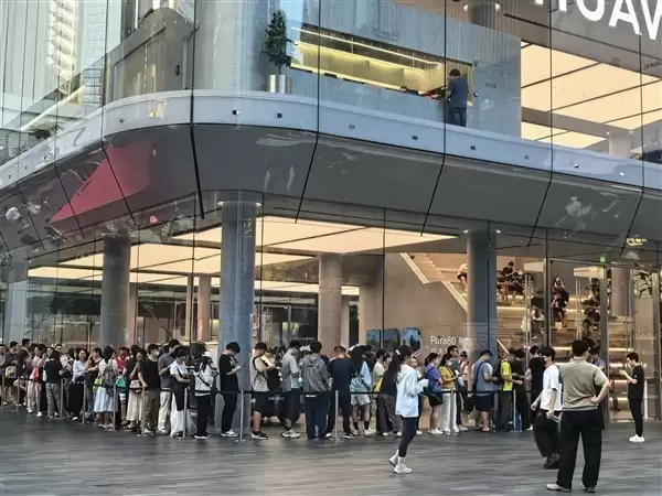 华为Mate XTs非凡大师三折叠屏手机开售,17999元起售即罄