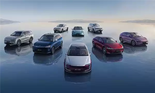 鸿蒙智行2026年将推17款新车，五大品牌格局形成