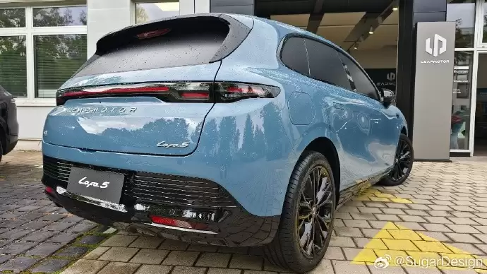 零跑 Lafa5 蓝色实车图曝光,今年 Q4 发布