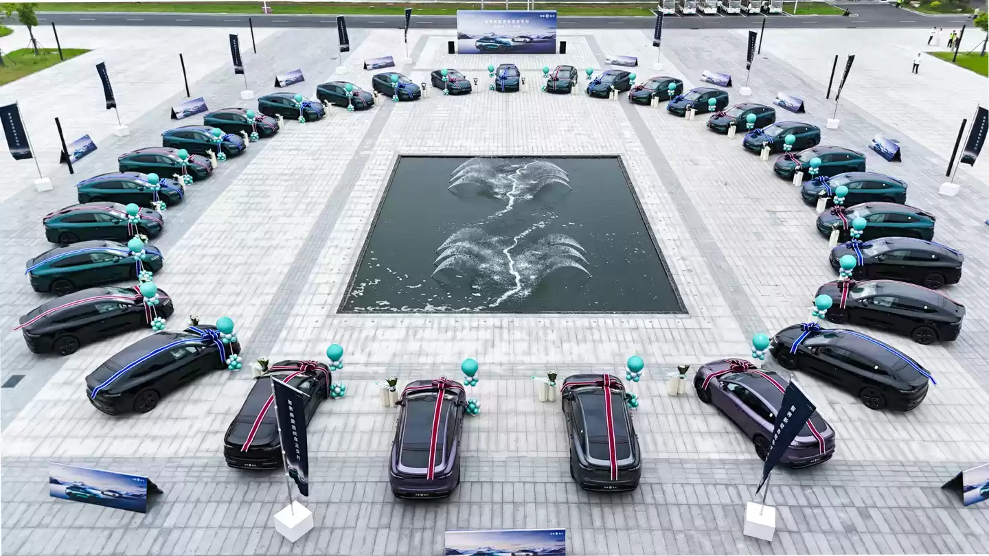 鸿蒙智行新款智界 S7 / R7 开启首批交付，售价 22.98 万元起