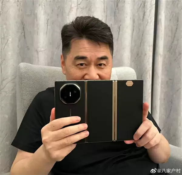 唐国强等多位明星用华为新三折叠屏批奏折 网友:对味了