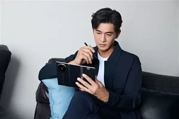 唐国强等多位明星用华为新三折叠屏批奏折 网友:对味了