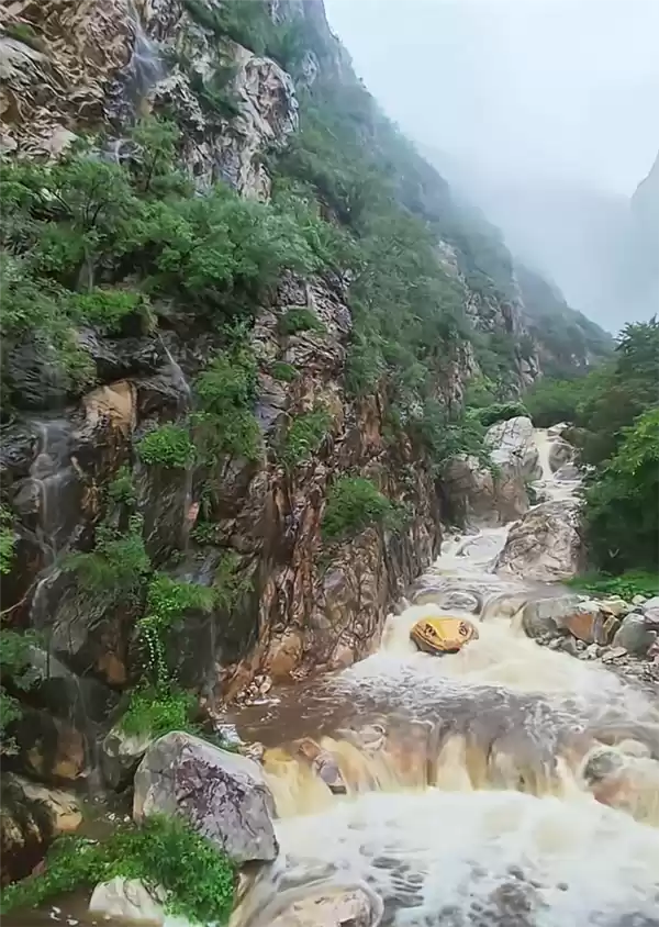 河南一景点石头被彩绘成巨型蛇头 栩栩如生 让人心惊