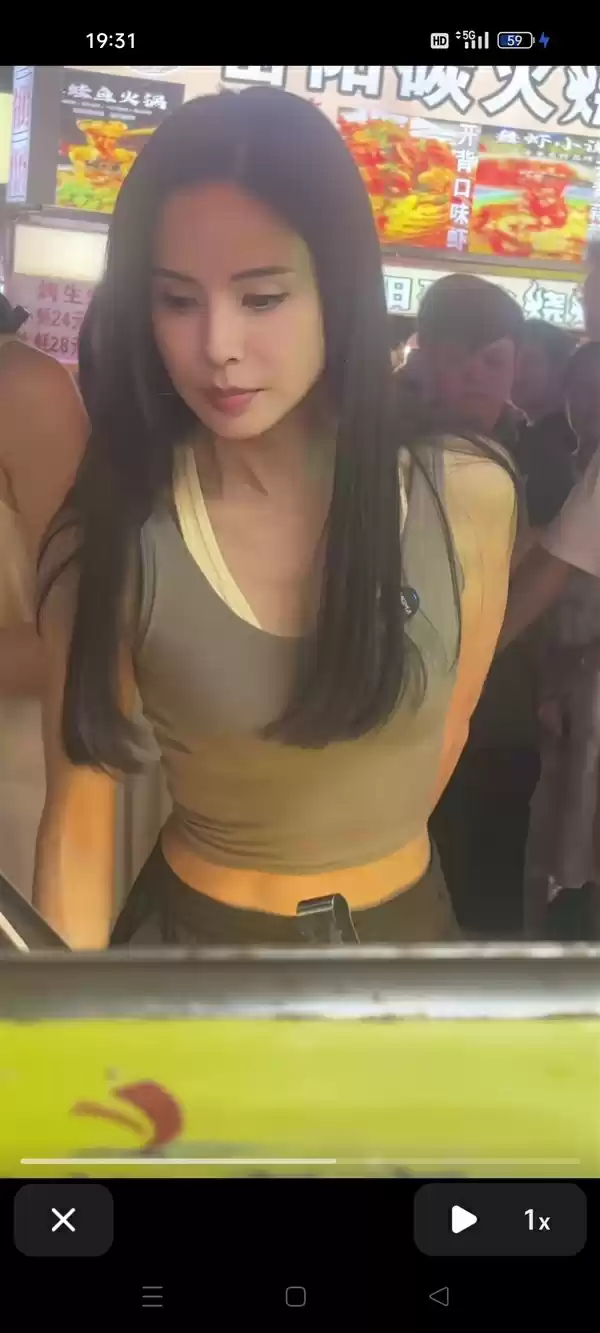 59岁李若彤在长沙逛夜市 网友：路人视角惊艳到我了