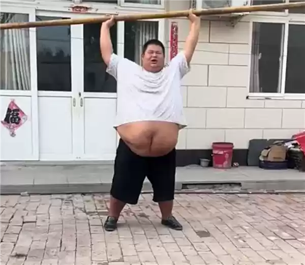 靠吃播年入300多万！350多斤吃播大胃王良子走红 胃袋占150多斤：不能再吃了