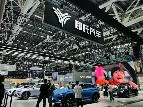 哪吒汽车车联网服务纠纷升级，40万车主面临流量中断风险