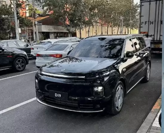 零跑汽车全新旗舰SUV D19实车曝光,定位全尺寸六座新能源,明年上市